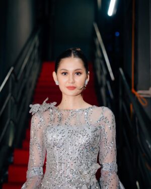 Zoe Abbas Jackson Instagram - Sctv awards 2023 💙

Dress by @mawaddatulhaq 
jewelry by @adellejewellery 
Stylist by @wanda_haraa 
Makeup by @ryanogilvy 
Hairdo by @iwanetaufik_hair 
Nails by @tangy___tango 
Photo by @snap.nuel