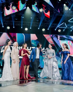Zoe Abbas Jackson Instagram - Sctv awards 2023 💙

Dress by @mawaddatulhaq 
jewelry by @adellejewellery 
Stylist by @wanda_haraa 
Makeup by @ryanogilvy 
Hairdo by @iwanetaufik_hair 
Nails by @tangy___tango 
Photo by @snap.nuel