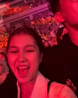 Zoe Abbas Jackson Instagram - First concert of 2024 with my favorite people 🫶🏼🤎 
/
/
Excuse the shit video quality 😂