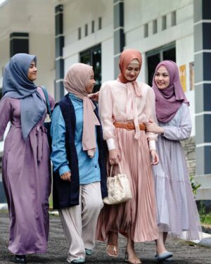 Zoe Abbas Jackson Instagram - Kesayangan Ayna ❤️‍🔥 
@bidadaribermatabeningtheseries @viuindonesia
