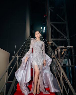 Zoe Abbas Jackson Instagram - Sctv awards 2023 💙

Dress by @mawaddatulhaq 
jewelry by @adellejewellery 
Stylist by @wanda_haraa 
Makeup by @ryanogilvy 
Hairdo by @iwanetaufik_hair 
Nails by @tangy___tango 
Photo by @snap.nuel