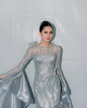 Zoe Abbas Jackson Instagram - Sctv awards 2023 💙

Dress by @mawaddatulhaq 
jewelry by @adellejewellery 
Stylist by @wanda_haraa 
Makeup by @ryanogilvy 
Hairdo by @iwanetaufik_hair 
Nails by @tangy___tango 
Photo by @snap.nuel