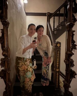 Zoe Tay Instagram - 🩷♥️💙💜💚🧡💛💜
小娘惹之翡翠山 Emerald Hill 
张家，到底藏了多少秘密？
这几代人到底经历什么呢？
剧情精彩转命运曲折离奇？

敬请期待3月19日起，每逢星期一至五，
晚上9点，8频道

感谢所有台前幕后的工作人员这几个月来辛苦的，很荣幸能跟大家一起合作，这绝对是一部诚意制作。

最后一张画像非常有趣，每个角色的特征都画得很生动。惊喜在休息室看见这张小娘惹吃翡翠山的演员画像，忍不住把它拍下来，谢谢艺术小助理 @elaineang 画的全家福🫶🏻😍

#小娘惹之翡翠山 
#mediacorpEmeraldHill 
 #mediacorp 
#TheLittleNyonya 
#亲爱的娘惹家族 
#我们这一家👫👩‍❤️‍👨 在一起真开心
#bts🎬🎥❤️ 
#精彩的幕后花絮 
谢谢才华横溢的小助理 @elaineang 画的全家福🫶🏻😍

@mediacorp.re.dian
@the_celebrityagency 
@mewatch.mediacorp 

#ZoeTay #鄭惠玉 #惠声玉影 #佐伊の語