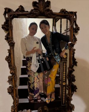 Zoe Tay Instagram - 🩷♥️💙💜💚🧡💛💜
小娘惹之翡翠山 Emerald Hill 
张家，到底藏了多少秘密？
这几代人到底经历什么呢？
剧情精彩转命运曲折离奇？

敬请期待3月19日起，每逢星期一至五，
晚上9点，8频道

感谢所有台前幕后的工作人员这几个月来辛苦的，很荣幸能跟大家一起合作，这绝对是一部诚意制作。

最后一张画像非常有趣，每个角色的特征都画得很生动。惊喜在休息室看见这张小娘惹吃翡翠山的演员画像，忍不住把它拍下来，谢谢艺术小助理 @elaineang 画的全家福🫶🏻😍

#小娘惹之翡翠山 
#mediacorpEmeraldHill 
 #mediacorp 
#TheLittleNyonya 
#亲爱的娘惹家族 
#我们这一家👫👩‍❤️‍👨 在一起真开心
#bts🎬🎥❤️ 
#精彩的幕后花絮 
谢谢才华横溢的小助理 @elaineang 画的全家福🫶🏻😍

@mediacorp.re.dian
@the_celebrityagency 
@mewatch.mediacorp 

#ZoeTay #鄭惠玉 #惠声玉影 #佐伊の語