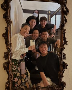 Zoe Tay Instagram - 🩷♥️💙💜💚🧡💛💜
小娘惹之翡翠山 Emerald Hill 
张家，到底藏了多少秘密？
这几代人到底经历什么呢？
剧情精彩转命运曲折离奇？

敬请期待3月19日起，每逢星期一至五，
晚上9点，8频道

感谢所有台前幕后的工作人员这几个月来辛苦的，很荣幸能跟大家一起合作，这绝对是一部诚意制作。

最后一张画像非常有趣，每个角色的特征都画得很生动。惊喜在休息室看见这张小娘惹吃翡翠山的演员画像，忍不住把它拍下来，谢谢艺术小助理 @elaineang 画的全家福🫶🏻😍

#小娘惹之翡翠山 
#mediacorpEmeraldHill 
 #mediacorp 
#TheLittleNyonya 
#亲爱的娘惹家族 
#我们这一家👫👩‍❤️‍👨 在一起真开心
#bts🎬🎥❤️ 
#精彩的幕后花絮 
谢谢才华横溢的小助理 @elaineang 画的全家福🫶🏻😍

@mediacorp.re.dian
@the_celebrityagency 
@mewatch.mediacorp 

#ZoeTay #鄭惠玉 #惠声玉影 #佐伊の語