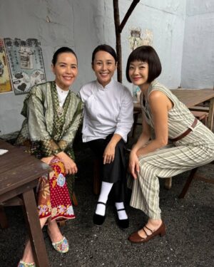 Zoe Tay Instagram - 🩷♥️💙💜💚🧡💛💜
小娘惹之翡翠山 Emerald Hill 
张家，到底藏了多少秘密？
这几代人到底经历什么呢？
剧情精彩转命运曲折离奇？

敬请期待3月19日起，每逢星期一至五，
晚上9点，8频道

感谢所有台前幕后的工作人员这几个月来辛苦的，很荣幸能跟大家一起合作，这绝对是一部诚意制作。

最后一张画像非常有趣，每个角色的特征都画得很生动。惊喜在休息室看见这张小娘惹吃翡翠山的演员画像，忍不住把它拍下来，谢谢艺术小助理 @elaineang 画的全家福🫶🏻😍

#小娘惹之翡翠山 
#mediacorpEmeraldHill 
 #mediacorp 
#TheLittleNyonya 
#亲爱的娘惹家族 
#我们这一家👫👩‍❤️‍👨 在一起真开心
#bts🎬🎥❤️ 
#精彩的幕后花絮 
谢谢才华横溢的小助理 @elaineang 画的全家福🫶🏻😍

@mediacorp.re.dian
@the_celebrityagency 
@mewatch.mediacorp 

#ZoeTay #鄭惠玉 #惠声玉影 #佐伊の語