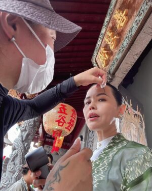 Zoe Tay Instagram - 🩷♥️💙💜💚🧡💛💜
小娘惹之翡翠山 Emerald Hill 
张家，到底藏了多少秘密？
这几代人到底经历什么呢？
剧情精彩转命运曲折离奇？

敬请期待3月19日起，每逢星期一至五，
晚上9点，8频道

感谢所有台前幕后的工作人员这几个月来辛苦的，很荣幸能跟大家一起合作，这绝对是一部诚意制作。

最后一张画像非常有趣，每个角色的特征都画得很生动。惊喜在休息室看见这张小娘惹吃翡翠山的演员画像，忍不住把它拍下来，谢谢艺术小助理 @elaineang 画的全家福🫶🏻😍

#小娘惹之翡翠山 
#mediacorpEmeraldHill 
 #mediacorp 
#TheLittleNyonya 
#亲爱的娘惹家族 
#我们这一家👫👩‍❤️‍👨 在一起真开心
#bts🎬🎥❤️ 
#精彩的幕后花絮 
谢谢才华横溢的小助理 @elaineang 画的全家福🫶🏻😍

@mediacorp.re.dian
@the_celebrityagency 
@mewatch.mediacorp 

#ZoeTay #鄭惠玉 #惠声玉影 #佐伊の語