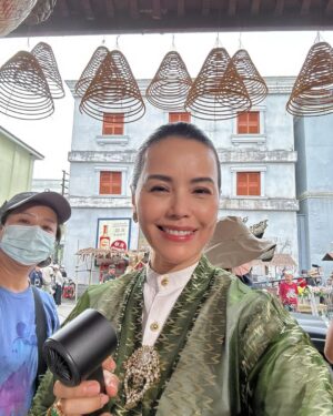 Zoe Tay Instagram - 🩷♥️💙💜💚🧡💛💜
小娘惹之翡翠山 Emerald Hill 
张家，到底藏了多少秘密？
这几代人到底经历什么呢？
剧情精彩转命运曲折离奇？

敬请期待3月19日起，每逢星期一至五，
晚上9点，8频道

感谢所有台前幕后的工作人员这几个月来辛苦的，很荣幸能跟大家一起合作，这绝对是一部诚意制作。

最后一张画像非常有趣，每个角色的特征都画得很生动。惊喜在休息室看见这张小娘惹吃翡翠山的演员画像，忍不住把它拍下来，谢谢艺术小助理 @elaineang 画的全家福🫶🏻😍

#小娘惹之翡翠山 
#mediacorpEmeraldHill 
 #mediacorp 
#TheLittleNyonya 
#亲爱的娘惹家族 
#我们这一家👫👩‍❤️‍👨 在一起真开心
#bts🎬🎥❤️ 
#精彩的幕后花絮 
谢谢才华横溢的小助理 @elaineang 画的全家福🫶🏻😍

@mediacorp.re.dian
@the_celebrityagency 
@mewatch.mediacorp 

#ZoeTay #鄭惠玉 #惠声玉影 #佐伊の語
