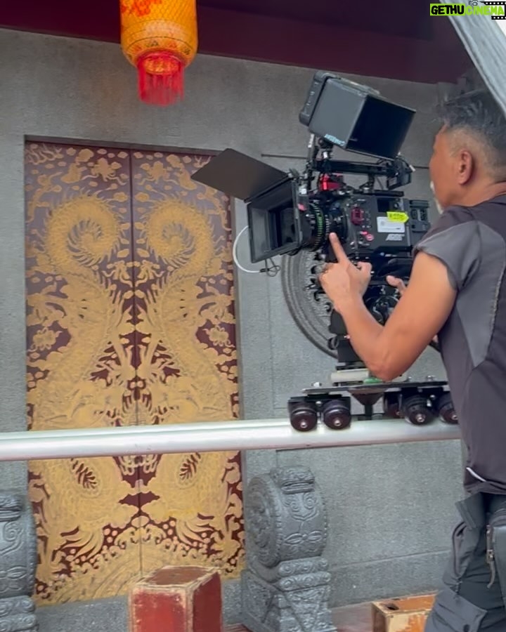 Zoe Tay - 4.9K Likes - 🩷♥️💙💜💚🧡💛💜
小娘惹之翡翠山 Emerald Hill
张家,到底藏了多少秘密?
这几代人到底经历什么呢?
剧情精彩转命运曲折离奇?
敬请期待3月19日起,每逢星期一至五,
晚上9点,8频道
感谢所有台前幕后的工作人员这几个月来辛苦的,很荣幸能跟大家一起合作,这绝对是一部诚意制作。
最后一张画像非常有趣,每个角色的特征都画得很生动。惊喜在休息室看见这张小娘惹吃翡翠山的演员画像,忍不住把它拍下来,谢谢艺术小助理 @elaineang 画的全家福🫶🏻😍
#小娘惹之翡翠山
#mediacorpEmeraldHill
#mediacorp
#TheLittleNyonya
#亲爱的娘惹家族
#我们这一家👫👩❤️👨 在一起真开心
#bts🎬🎥❤️
#精彩的幕后花絮
谢谢才华横溢的小助理 @elaineang 画的全家福🫶🏻😍
@mediacorp.re.dian
@the_celebrityagency
@mewatch.mediacorp
#ZoeTay #鄭惠玉 #惠声玉影 #佐伊の語