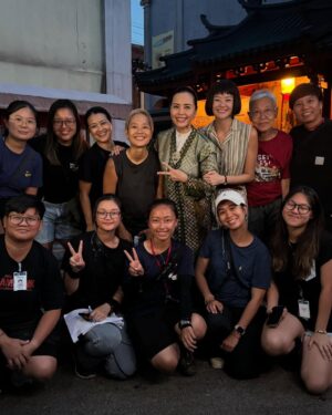 Zoe Tay Instagram - 🩷♥️💙💜💚🧡💛💜
小娘惹之翡翠山 Emerald Hill 
张家，到底藏了多少秘密？
这几代人到底经历什么呢？
剧情精彩转命运曲折离奇？

敬请期待3月19日起，每逢星期一至五，
晚上9点，8频道

感谢所有台前幕后的工作人员这几个月来辛苦的，很荣幸能跟大家一起合作，这绝对是一部诚意制作。

最后一张画像非常有趣，每个角色的特征都画得很生动。惊喜在休息室看见这张小娘惹吃翡翠山的演员画像，忍不住把它拍下来，谢谢艺术小助理 @elaineang 画的全家福🫶🏻😍

#小娘惹之翡翠山 
#mediacorpEmeraldHill 
 #mediacorp 
#TheLittleNyonya 
#亲爱的娘惹家族 
#我们这一家👫👩‍❤️‍👨 在一起真开心
#bts🎬🎥❤️ 
#精彩的幕后花絮 
谢谢才华横溢的小助理 @elaineang 画的全家福🫶🏻😍

@mediacorp.re.dian
@the_celebrityagency 
@mewatch.mediacorp 

#ZoeTay #鄭惠玉 #惠声玉影 #佐伊の語