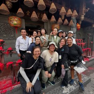 Zoe Tay Instagram - 🩷♥️💙💜💚🧡💛💜
小娘惹之翡翠山 Emerald Hill 
张家，到底藏了多少秘密？
这几代人到底经历什么呢？
剧情精彩转命运曲折离奇？

敬请期待3月19日起，每逢星期一至五，
晚上9点，8频道

感谢所有台前幕后的工作人员这几个月来辛苦的，很荣幸能跟大家一起合作，这绝对是一部诚意制作。

最后一张画像非常有趣，每个角色的特征都画得很生动。惊喜在休息室看见这张小娘惹吃翡翠山的演员画像，忍不住把它拍下来，谢谢艺术小助理 @elaineang 画的全家福🫶🏻😍

#小娘惹之翡翠山 
#mediacorpEmeraldHill 
 #mediacorp 
#TheLittleNyonya 
#亲爱的娘惹家族 
#我们这一家👫👩‍❤️‍👨 在一起真开心
#bts🎬🎥❤️ 
#精彩的幕后花絮 
谢谢才华横溢的小助理 @elaineang 画的全家福🫶🏻😍

@mediacorp.re.dian
@the_celebrityagency 
@mewatch.mediacorp 

#ZoeTay #鄭惠玉 #惠声玉影 #佐伊の語