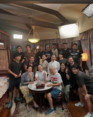 Zoe Tay Instagram - 🩷♥️💙💜💚🧡💛💜
小娘惹之翡翠山 Emerald Hill 
张家，到底藏了多少秘密？
这几代人到底经历什么呢？
剧情精彩转命运曲折离奇？

敬请期待3月19日起，每逢星期一至五，
晚上9点，8频道

感谢所有台前幕后的工作人员这几个月来辛苦的，很荣幸能跟大家一起合作，这绝对是一部诚意制作。

最后一张画像非常有趣，每个角色的特征都画得很生动。惊喜在休息室看见这张小娘惹吃翡翠山的演员画像，忍不住把它拍下来，谢谢艺术小助理 @elaineang 画的全家福🫶🏻😍

#小娘惹之翡翠山 
#mediacorpEmeraldHill 
 #mediacorp 
#TheLittleNyonya 
#亲爱的娘惹家族 
#我们这一家👫👩‍❤️‍👨 在一起真开心
#bts🎬🎥❤️ 
#精彩的幕后花絮 
谢谢才华横溢的小助理 @elaineang 画的全家福🫶🏻😍

@mediacorp.re.dian
@the_celebrityagency 
@mewatch.mediacorp 

#ZoeTay #鄭惠玉 #惠声玉影 #佐伊の語