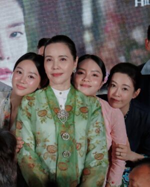 Zoe Tay Instagram - 🩷♥️💙💜💚🧡💛💜
小娘惹之翡翠山 Emerald Hill 
张家，到底藏了多少秘密？
这几代人到底经历什么呢？
剧情精彩转命运曲折离奇？

敬请期待3月19日起，每逢星期一至五，
晚上9点，8频道

感谢所有台前幕后的工作人员这几个月来辛苦的，很荣幸能跟大家一起合作，这绝对是一部诚意制作。

最后一张画像非常有趣，每个角色的特征都画得很生动。惊喜在休息室看见这张小娘惹吃翡翠山的演员画像，忍不住把它拍下来，谢谢艺术小助理 @elaineang 画的全家福🫶🏻😍

#小娘惹之翡翠山 
#mediacorpEmeraldHill 
 #mediacorp 
#TheLittleNyonya 
#亲爱的娘惹家族 
#我们这一家👫👩‍❤️‍👨 在一起真开心
#bts🎬🎥❤️ 
#精彩的幕后花絮 
谢谢才华横溢的小助理 @elaineang 画的全家福🫶🏻😍

@mediacorp.re.dian
@the_celebrityagency 
@mewatch.mediacorp 

#ZoeTay #鄭惠玉 #惠声玉影 #佐伊の語