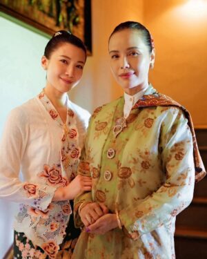 Zoe Tay Instagram - 🧡💚❤️💜🩷♥️💙🩵
月娘与秀娘
小娘惹之翡翠山 Emerald Hill

-从3月17日起，在mewatch免费随心选看
《小娘惹之翡翠山》
- 从3月19日起，每逢星期一至五，晚上9点，8频道

#小娘惹之翡翠山！
#mediacorpEmeraldHill I #mediacorp |
#TheLittleNyonya l
@mediacorp.re.dian
@the_celebrityagency 
@mewatch.mediacorp 
@mediacorp.re.dian 

#ZǒeTay #鄭惠玉 #惠声玉影  #佐伊の語