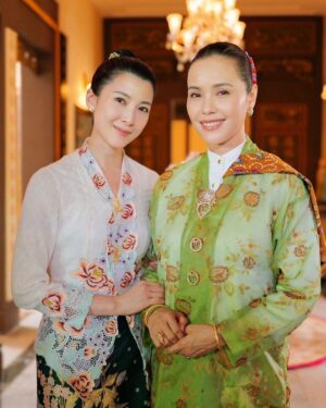 Zoe Tay Instagram - 🧡💚❤️💜🩷♥️💙🩵
月娘与秀娘
小娘惹之翡翠山 Emerald Hill

-从3月17日起，在mewatch免费随心选看
《小娘惹之翡翠山》
- 从3月19日起，每逢星期一至五，晚上9点，8频道

#小娘惹之翡翠山！
#mediacorpEmeraldHill I #mediacorp |
#TheLittleNyonya l
@mediacorp.re.dian
@the_celebrityagency 
@mewatch.mediacorp 
@mediacorp.re.dian 

#ZǒeTay #鄭惠玉 #惠声玉影  #佐伊の語