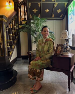 Zoe Tay Instagram - 🧡💚❤️💜🩷♥️💙🩵
月娘与秀娘
小娘惹之翡翠山 Emerald Hill

-从3月17日起，在mewatch免费随心选看
《小娘惹之翡翠山》
- 从3月19日起，每逢星期一至五，晚上9点，8频道

#小娘惹之翡翠山！
#mediacorpEmeraldHill I #mediacorp |
#TheLittleNyonya l
@mediacorp.re.dian
@the_celebrityagency 
@mewatch.mediacorp 
@mediacorp.re.dian 

#ZǒeTay #鄭惠玉 #惠声玉影  #佐伊の語