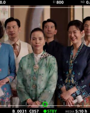 Zoe Tay Instagram - 🩷♥️💙💜💚🧡💛💜
小娘惹之翡翠山 Emerald Hill 
张家，到底藏了多少秘密？
这几代人到底经历什么呢？
剧情精彩转命运曲折离奇？

敬请期待3月19日起，每逢星期一至五，
晚上9点，8频道

感谢所有台前幕后的工作人员这几个月来辛苦的，很荣幸能跟大家一起合作，这绝对是一部诚意制作。

最后一张画像非常有趣，每个角色的特征都画得很生动。惊喜在休息室看见这张小娘惹吃翡翠山的演员画像，忍不住把它拍下来，谢谢艺术小助理 @elaineang 画的全家福🫶🏻😍

#小娘惹之翡翠山 
#mediacorpEmeraldHill 
 #mediacorp 
#TheLittleNyonya 
#亲爱的娘惹家族 
#我们这一家👫👩‍❤️‍👨 在一起真开心
#bts🎬🎥❤️ 
#精彩的幕后花絮 
谢谢才华横溢的小助理 @elaineang 画的全家福🫶🏻😍

@mediacorp.re.dian
@the_celebrityagency 
@mewatch.mediacorp 

#ZoeTay #鄭惠玉 #惠声玉影 #佐伊の語