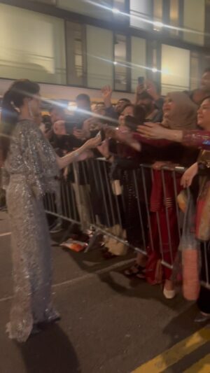 Zoya Nasir Instagram - I was running a fever but managed to grab this video. Pictures will come later. Here’s the #noorjahan craze at #humawards #redcarpet the highlight of the evening. Feeling so loved ♥️🙏🏽♥️🙏🏽 
@erumkhancouture making me shine bright ♥️ 

Ps. If you’re watching this, I’m sorry for dropping your phone, didn’t know until I saw this 🥺🙏🏽

#zoyanasir #dobara #londoncity #pakistanidramas