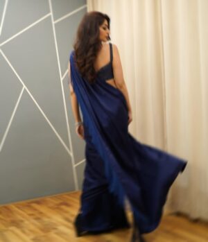 Zoya Nasir Instagram - The mirror gets clearer

#zoyanasir #bluesaree