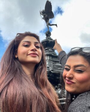 Zoya Nasir Instagram - Visited the place of my first job ever at ‘Boots flagship store’ at Oxford Circus London UK. Lancôme retail, to be precise! The place remains the same but seems like I have lived few lifetimes I was last here.

#zoyanasir #humawards #london #uk #oxfordcircus #noorjahan #pakistanicelebrities #pakistanidrama #pakistaniactresses #pakistaniactors