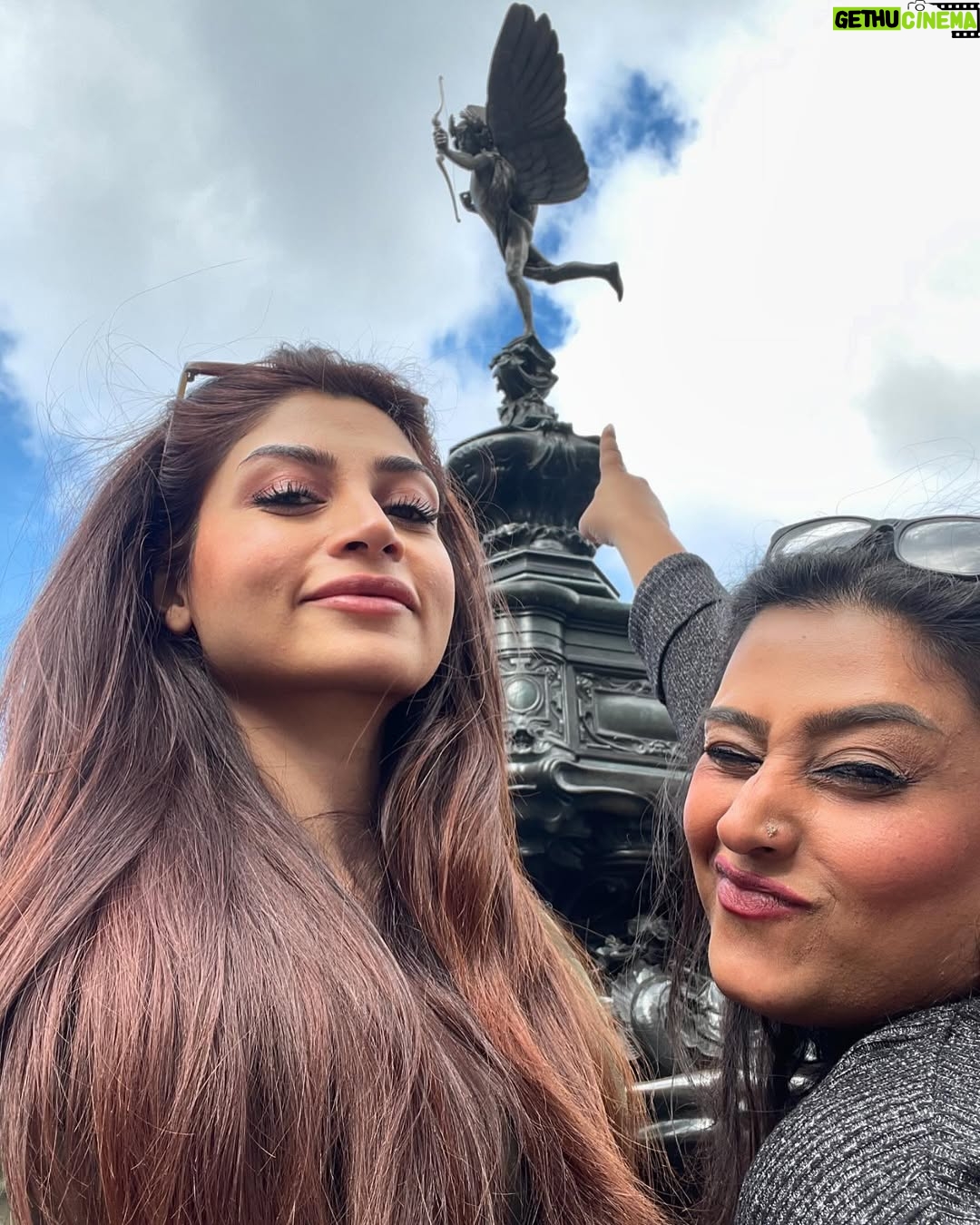 Zoya Nasir - 36.5K Likes - Visited the place of my first job ever at ‘Boots flagship store’ at Oxford Circus London UK. Lancôme retail, to be precise! The place remains the same but seems like I have lived few lifetimes I was last here.
#zoyanasir #humawards #london #uk #oxfordcircus #noorjahan #pakistanicelebrities #pakistanidrama #pakistaniactresses #pakistaniactors