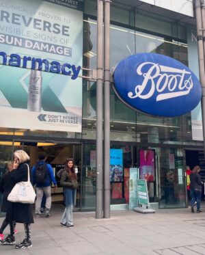 Zoya Nasir Instagram - Visited the place of my first job ever at ‘Boots flagship store’ at Oxford Circus London UK. Lancôme retail, to be precise! The place remains the same but seems like I have lived few lifetimes I was last here.

#zoyanasir #humawards #london #uk #oxfordcircus #noorjahan #pakistanicelebrities #pakistanidrama #pakistaniactresses #pakistaniactors
