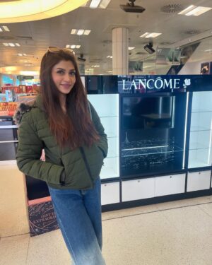 Zoya Nasir Instagram - Visited the place of my first job ever at ‘Boots flagship store’ at Oxford Circus London UK. Lancôme retail, to be precise! The place remains the same but seems like I have lived few lifetimes I was last here.

#zoyanasir #humawards #london #uk #oxfordcircus #noorjahan #pakistanicelebrities #pakistanidrama #pakistaniactresses #pakistaniactors