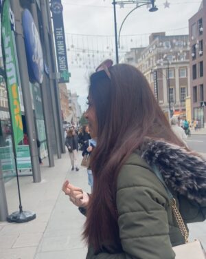 Zoya Nasir Instagram - Visited the place of my first job ever at ‘Boots flagship store’ at Oxford Circus London UK. Lancôme retail, to be precise! The place remains the same but seems like I have lived few lifetimes I was last here.

#zoyanasir #humawards #london #uk #oxfordcircus #noorjahan #pakistanicelebrities #pakistanidrama #pakistaniactresses #pakistaniactors