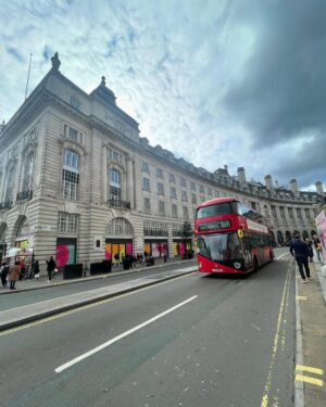 Zoya Nasir Instagram - Visited the place of my first job ever at ‘Boots flagship store’ at Oxford Circus London UK. Lancôme retail, to be precise! The place remains the same but seems like I have lived few lifetimes I was last here.

#zoyanasir #humawards #london #uk #oxfordcircus #noorjahan #pakistanicelebrities #pakistanidrama #pakistaniactresses #pakistaniactors