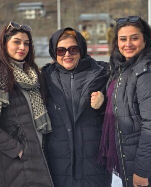 Zoya Nasir Instagram - This year happened so this ⬆️ could happen 
To the years of becoming undone 
To the profound years 

#theentireclan #family #zoyanasir #happynewyear #newyearseve