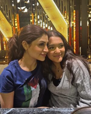 Zoya Nasir Instagram - Some of the recent moments I was at my happiest. My beautiful sister and her wonderful kids being my light ♥️

#zoyanasir #birthdaymonth #birthdaygirl