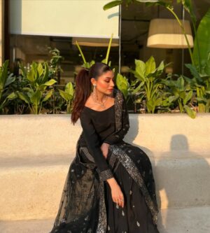 Zoya Nasir Instagram - 👗 @erumkhancouture 
💄 @nabila_salon 
💎 @esfirjewels