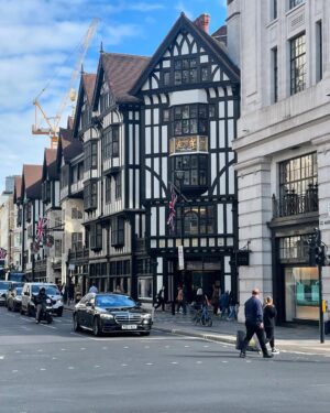 Zoya Nasir Instagram - Visited the place of my first job ever at ‘Boots flagship store’ at Oxford Circus London UK. Lancôme retail, to be precise! The place remains the same but seems like I have lived few lifetimes I was last here.

#zoyanasir #humawards #london #uk #oxfordcircus #noorjahan #pakistanicelebrities #pakistanidrama #pakistaniactresses #pakistaniactors