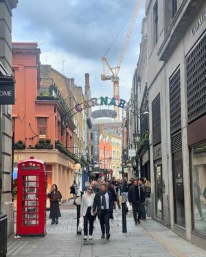 Zoya Nasir Instagram - Visited the place of my first job ever at ‘Boots flagship store’ at Oxford Circus London UK. Lancôme retail, to be precise! The place remains the same but seems like I have lived few lifetimes I was last here.

#zoyanasir #humawards #london #uk #oxfordcircus #noorjahan #pakistanicelebrities #pakistanidrama #pakistaniactresses #pakistaniactors