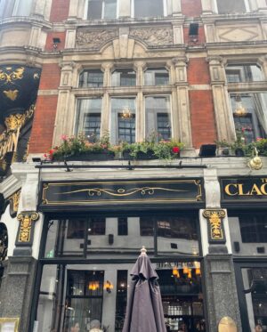 Zoya Nasir Instagram - Visited the place of my first job ever at ‘Boots flagship store’ at Oxford Circus London UK. Lancôme retail, to be precise! The place remains the same but seems like I have lived few lifetimes I was last here.

#zoyanasir #humawards #london #uk #oxfordcircus #noorjahan #pakistanicelebrities #pakistanidrama #pakistaniactresses #pakistaniactors