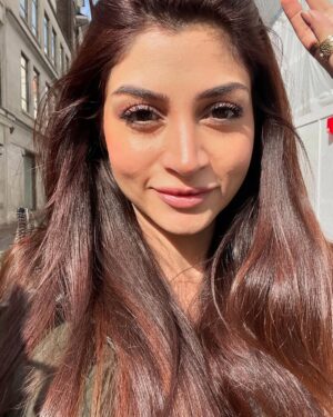Zoya Nasir Instagram - Visited the place of my first job ever at ‘Boots flagship store’ at Oxford Circus London UK. Lancôme retail, to be precise! The place remains the same but seems like I have lived few lifetimes I was last here.

#zoyanasir #humawards #london #uk #oxfordcircus #noorjahan #pakistanicelebrities #pakistanidrama #pakistaniactresses #pakistaniactors