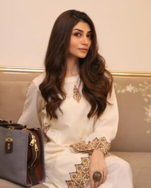 Zoya Nasir Instagram - Daagh tou achay hotay hain
*when you see it*

@sheenbyshaistalodhi 
#zoyanasir