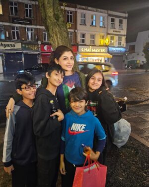 Zoya Nasir Instagram - Some of the recent moments I was at my happiest. My beautiful sister and her wonderful kids being my light ♥️

#zoyanasir #birthdaymonth #birthdaygirl