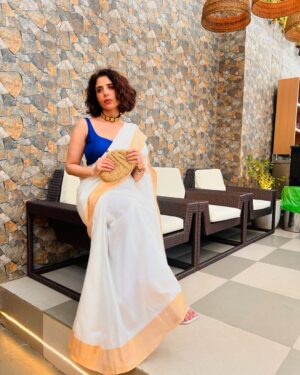 aiana jain Instagram - @aparrnawritesbeauty and @lavenderoom_beautyinsideout curated a lovely pop-up @sareesandsangrias and I had turn up in a saree,  in fact someone asked me yesterday what made you happy today my immediate reply was ‘Wearing a Saree made me really happy today’ !! 
This beautiful Handwoven Uppada Silk Saree is from @kalaneca and an absolute compliment magnet . If you don’t have a white and gold saree in your wardrobe I highly recommend adding  it to your  collection , it’s the basic of sarees that can be styled in so many different ways . I styled mine with a blue silk blouse and one of my favourite statement neckpieces from @shopziddi , I have always found very interesting accessories at Shop Ziddi.
.
.
. Location @famegarden_prive 
.
.
.
.
.
.
.
.
.
.
 #aianaj #aianajsays #aianajloves #aianajinsaree #sareelover #sixyardsofelegance #sareesandsangrias #lavenderoom #aianajxkalaneca #kalaneca #shopziddi #love #find #count #divine