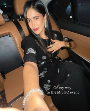 alisha pekha Instagram - What I have been upto! 
🖤
Minute* 
#lifelately #hustleculture #photodump #lifeinpictures #theallyedit