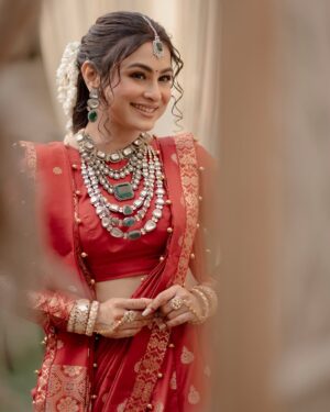 alismita goswami Instagram - Radiating love, wrapped in red ♥️
