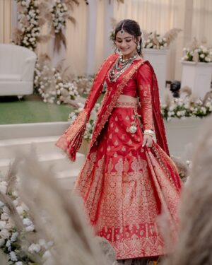 alismita goswami Instagram - Radiating love, wrapped in red ♥️