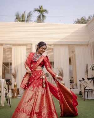 alismita goswami Instagram - Radiating love, wrapped in red ♥️