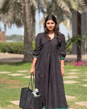 dharshini sudhakar Instagram - The Sun, Me and @laeila.india 🌤️♥️!!! 

Bag @kaipai.india 🫶🏼

#uae #uaetamil #dxb #uaelife #tamil