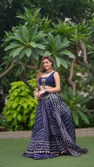 himanshi sharma Instagram - नवरात्रि Special✨💙
.
.
.
.
.
#navratri #festive #instareels 
 #reels #trendingreels