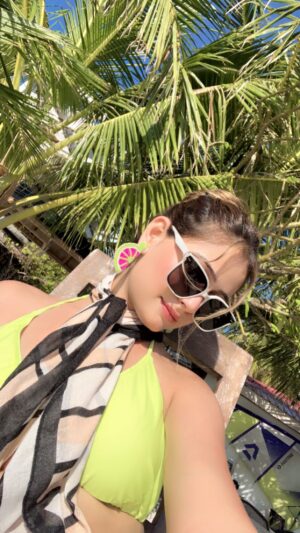 himanshi sharma Instagram - Maldives diaries🏖️..
.
.
.
.
.
.
#maldives #maldivesislands beach #thulusdhoo #vacation #beach #instareels #transition