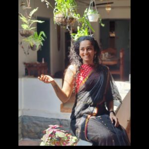 indhu Instagram - Sometimes, all you need is a will to never stop seeing the positive side of things, never stop believing in your capacity for love, never give up on hope , wonder and light. 

Mom's saree , father's ancestral house....covered in light.🥰

🌼☺️❤️