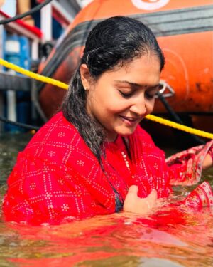 kruttika ravindra Instagram - Mahakumbha Mela 2025..
144 ವರ್ಷಗಳಿಗೊಮ್ಮೆ ನಡೆಯೋ ಮಹಾಕುಂಭಮೇಳಕ್ಕೆ ಬಂದು ಗಂಗಾ ಯಮುನಾ ಸರಸ್ವತಿ ಸಂಗಮ ಸ್ನಾನ ಮಾಡಿರೋ ಪುಣ್ಯ ನನ್ನದು. 
ಧನ್ಯೋಸ್ಮಿ 🙏🏻❤️
ಶಿವಾರ್ಪಣಮಸ್ತು 🙏🏻
•
#mahakumbh #uttarpradesh #ganga #viral #trending #instagood #instalike #instagram #india #kannada #karnataka #travel #temple #peace #omnamahshivaya