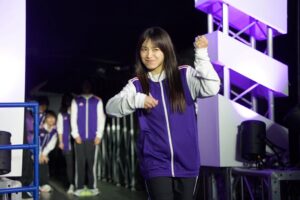 miwa Instagram - リハーサルと本番の歌唱の様子です。
小栗さんと一緒にステージに立って「ヒカリヘ」を歌う日が来るとは😢これも歴史の1ページとして胸に留めておこうと思います✨

風船割りは、他のチームは小栗さんをはじめ男性陣、みなさん体格の良い俳優さんでかためてきてるのに、紫チームはmiwaで、、、え！？勝つ気ある？ってなった瞬間でした。笑

（リハーサルのとき、紫はエンターテイメントでいこう！って紫チーム班長の清塚さんが入場で何かやってってその場で無茶振りして、それぞれなにしよう？ってなりながら、私はギター弾く真似しました😂🎸終始エンタメを提供しながら、個人個人！ってスローガンでめちゃめちゃ大健闘の紫チーム、面白くて和気あいあいとしていながらめちゃくちゃカッコよかったです💜）

#miwa
#トライストーン運動会
#トライストーン大運動会