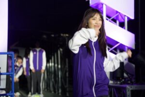 miwa Instagram - リハーサルと本番の歌唱の様子です。
小栗さんと一緒にステージに立って「ヒカリヘ」を歌う日が来るとは😢これも歴史の1ページとして胸に留めておこうと思います✨

風船割りは、他のチームは小栗さんをはじめ男性陣、みなさん体格の良い俳優さんでかためてきてるのに、紫チームはmiwaで、、、え！？勝つ気ある？ってなった瞬間でした。笑

（リハーサルのとき、紫はエンターテイメントでいこう！って紫チーム班長の清塚さんが入場で何かやってってその場で無茶振りして、それぞれなにしよう？ってなりながら、私はギター弾く真似しました😂🎸終始エンタメを提供しながら、個人個人！ってスローガンでめちゃめちゃ大健闘の紫チーム、面白くて和気あいあいとしていながらめちゃくちゃカッコよかったです💜）

#miwa
#トライストーン運動会
#トライストーン大運動会